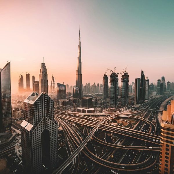 Gratte-ciel de Dubaï et Burj Khalifa au coucher du soleil
