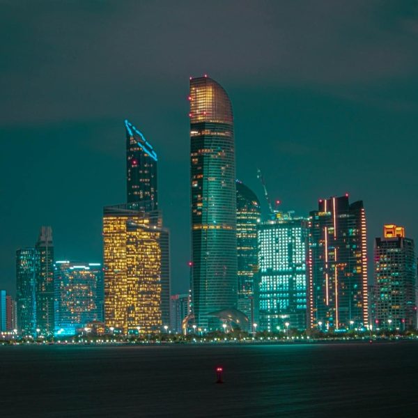 Corniche d'Abu Dhabi illuminée la nuit
