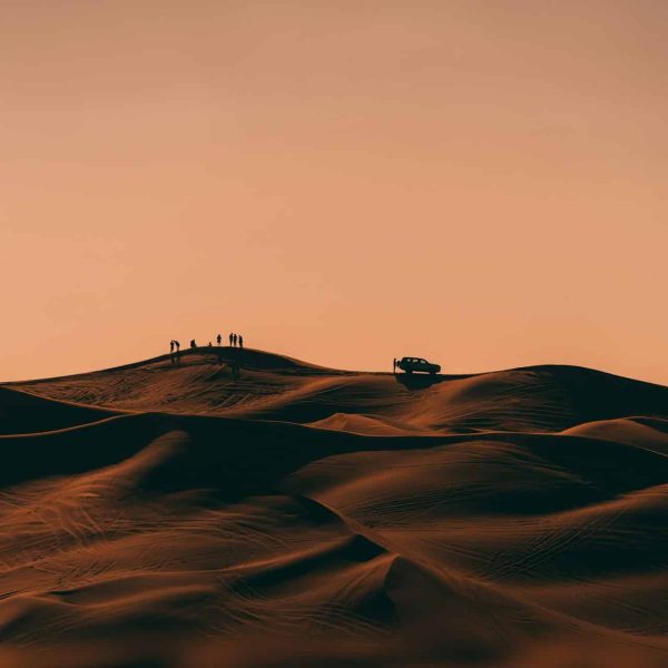 Caravane dans les dunes du désert, Émirats arabes unis
