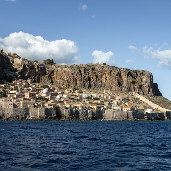Rocher fortifié de Monemvasia face à la mer Égée, Grèce