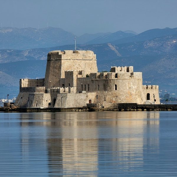 Forteresse de Bourtzi dans la baie de Nauplie, Grèce