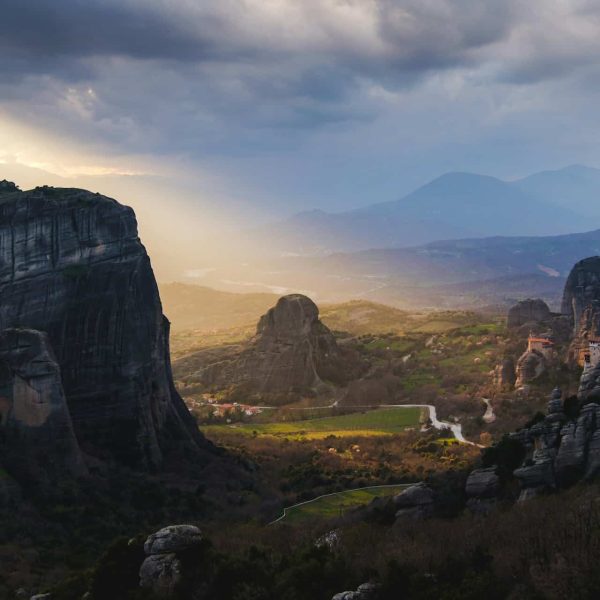 Pitons rocheux des Météores au coucher du soleil, Grèce