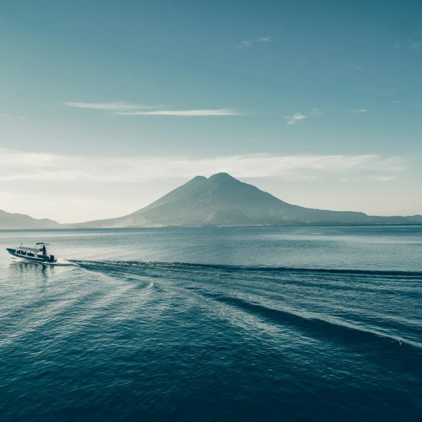 Lac Atitlan et ses volcans à l'aube, Guatemala
