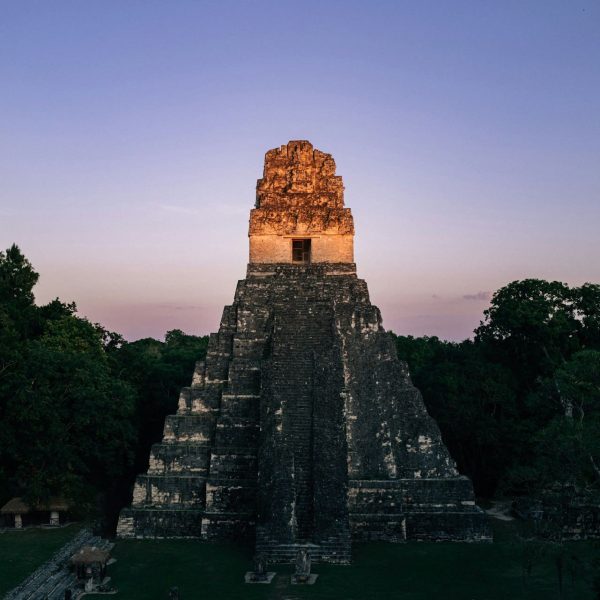 Pyramide de Tikal au coucher du soleil, Guatemala