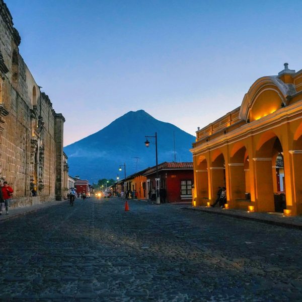 Rue coloniale d'Antigua face au volcan Agua, Guatemala