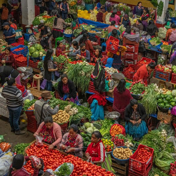 Étals colorés du marché de Chichicastenango, Guatemala