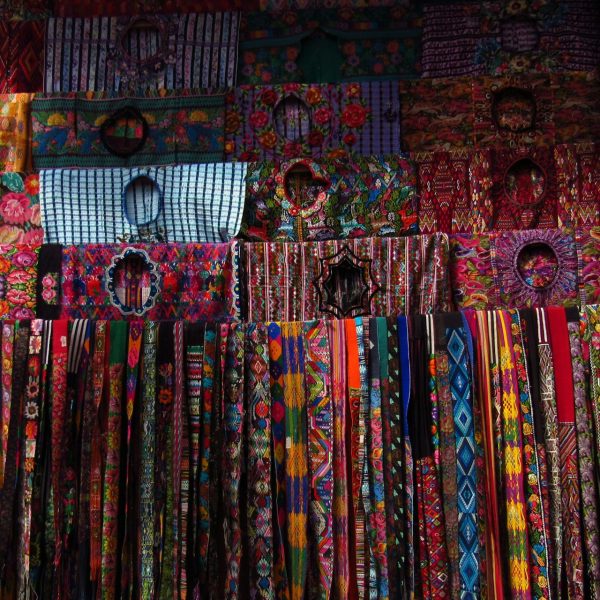 Textiles mayas tissés main au marché de Chichicastenango, Guatemala