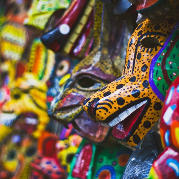 Masques artisanaux colorés, Guatemala