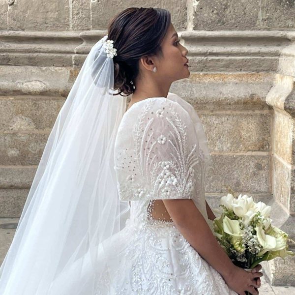 Mariée en robe blanche tenant un bouquet à Manille, Philippines