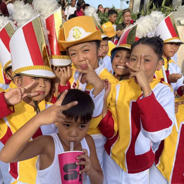 Orchestre d'enfants en uniforme à Vigan, Philippines