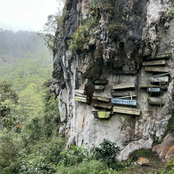 Cercueils suspendus à flanc de falaise à Sagada, Philippines