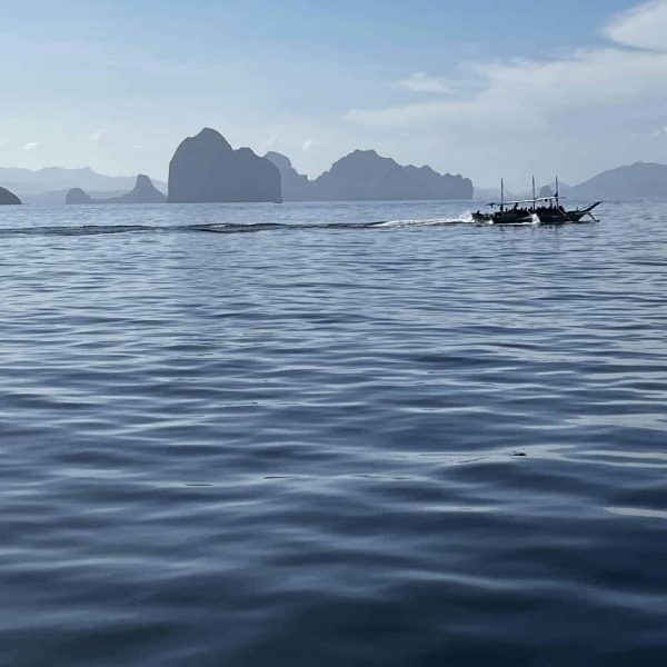 Mer calme et îles karstiques d'El Nido, Palawan, Philippines