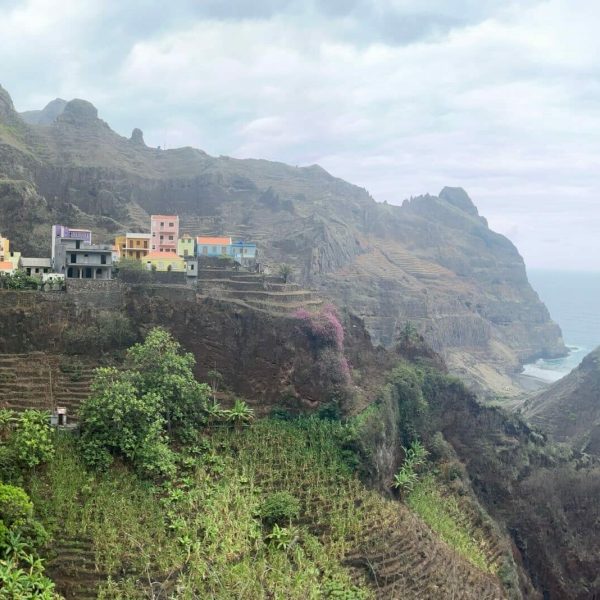 Village perché au-dessus d'une vallée de Santo Antão, Cap-Vert
