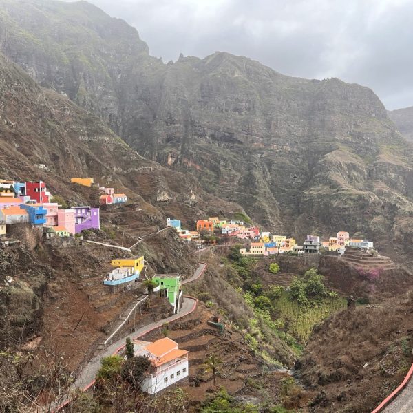 Village coloré accroché aux pentes de la vallée de Paul, Santo Antão, Cap-Vert