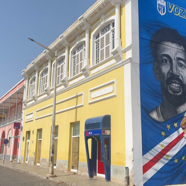 Façade jaune et fresque murale dans une rue de Mindelo, Cap-Vert
