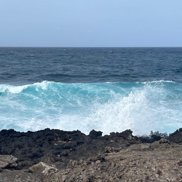 Vagues de l'Atlantique se brisant sur la côte volcanique, Cap-Vert