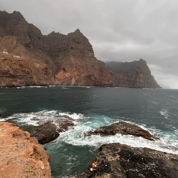 Falaises rouges et océan sous un ciel nuageux, Cap-Vert