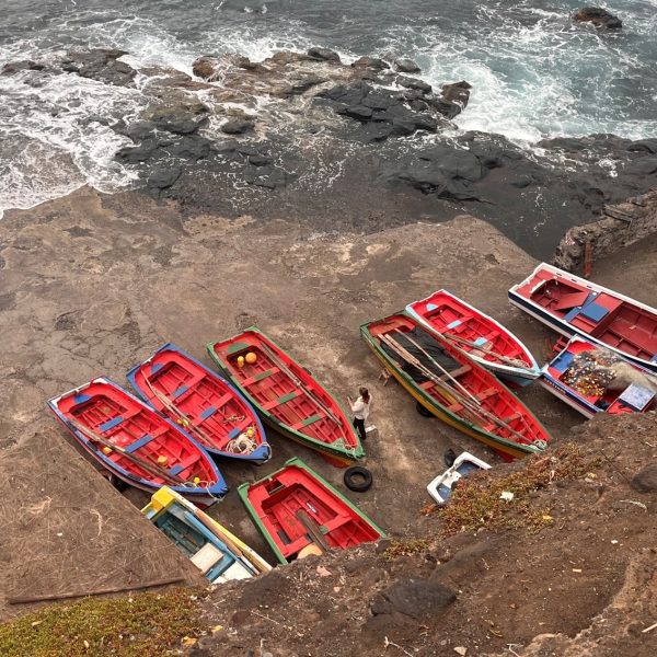 Barques rouges tirées sur les rochers au bord de l'océan, Cap-Vert