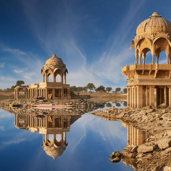 Temples du lac Gadisar se reflétant dans l'eau, Jaisalmer, Inde du Nord