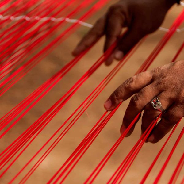 Mains d'artisan tissant la soie d'un sari, Inde