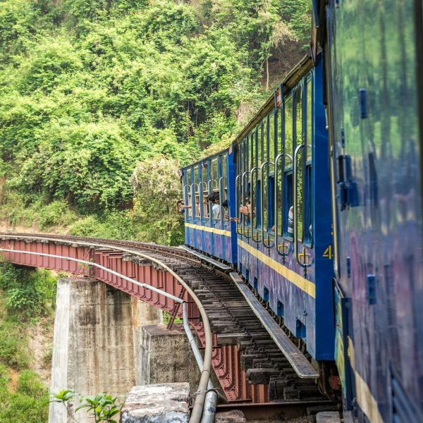 Train à vapeur franchissant un pont dans les Nilgiris, Inde du Sud