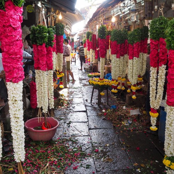Guirlandes de fleurs au marché de Pondichéry, Inde du Sud