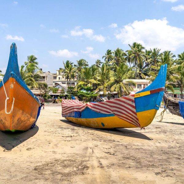 Bateaux de pêche colorés sur la plage de Kovalam, Kerala, Inde du Sud