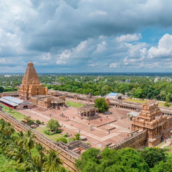 Vue aérienne d'un temple dravidien entouré de verdure, Inde du Sud