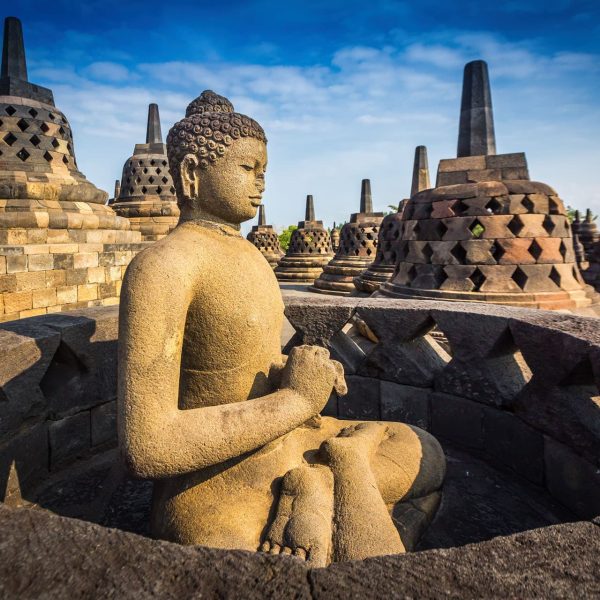 Statue de Bouddha et stupas du temple de Borobudur, Java, Indonésie