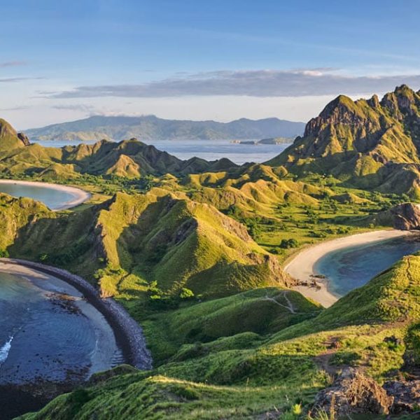 Collines et baies vues d'un sommet de l'île de Flores, Indonésie