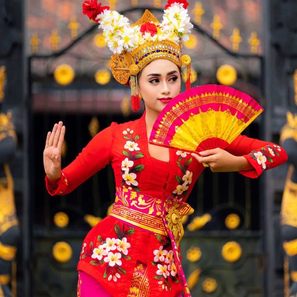 Danseuse balinaise en costume traditionnel avec un éventail, Indonésie