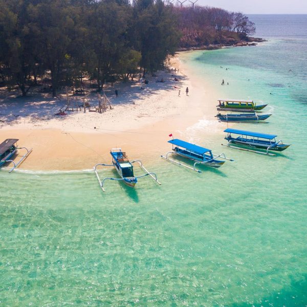 Vue aérienne d'une plage tropicale et de bateaux, Indonésie