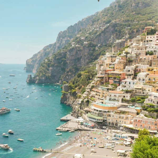 Maisons colorées de Positano dominant la mer, côte Amalfitaine, Italie