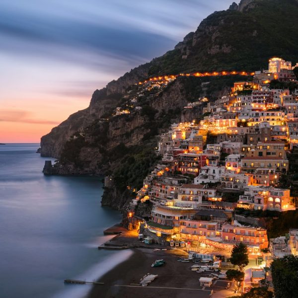 Positano illuminé au crépuscule, côte Amalfitaine, Italie