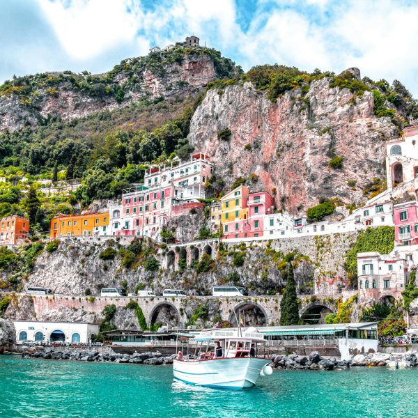 Village d'Amalfi accroché à la falaise, Italie
