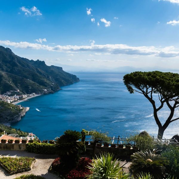 Pin parasol et vue sur la mer depuis Ravello, Italie