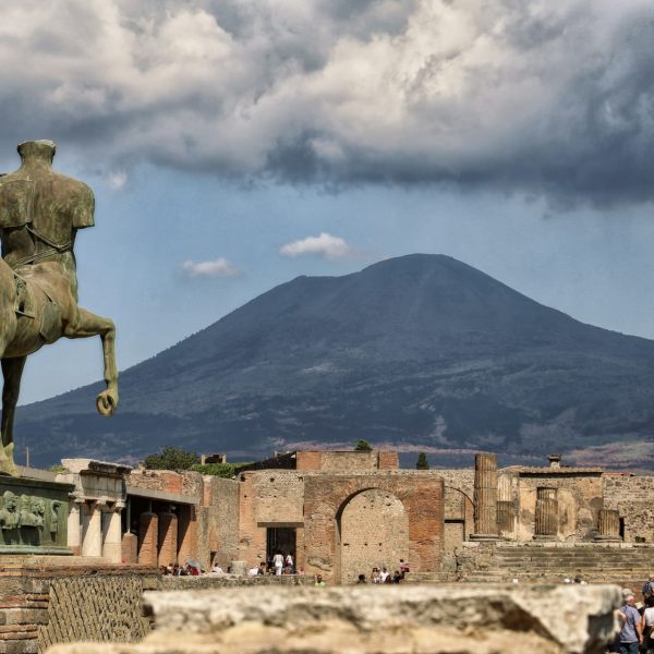 Statue de bronze devant le Vésuve à Pompéi, Italie