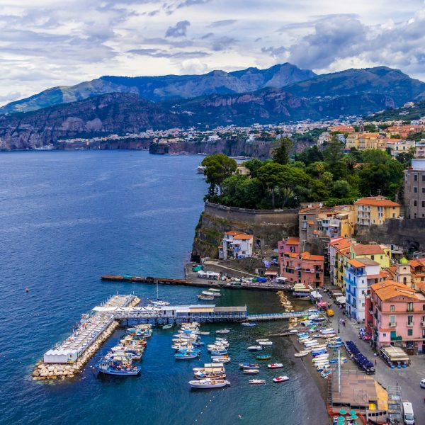 Port et falaises de Sorrente, Italie
