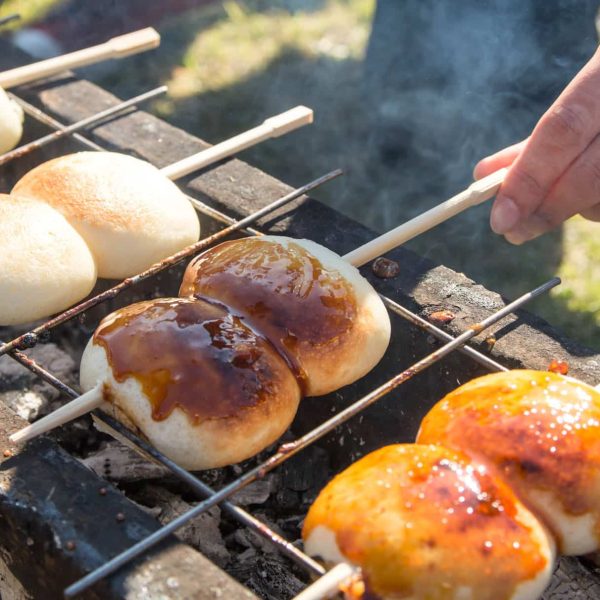 Brioches yaki manju grillées sur des brochettes, Japon
