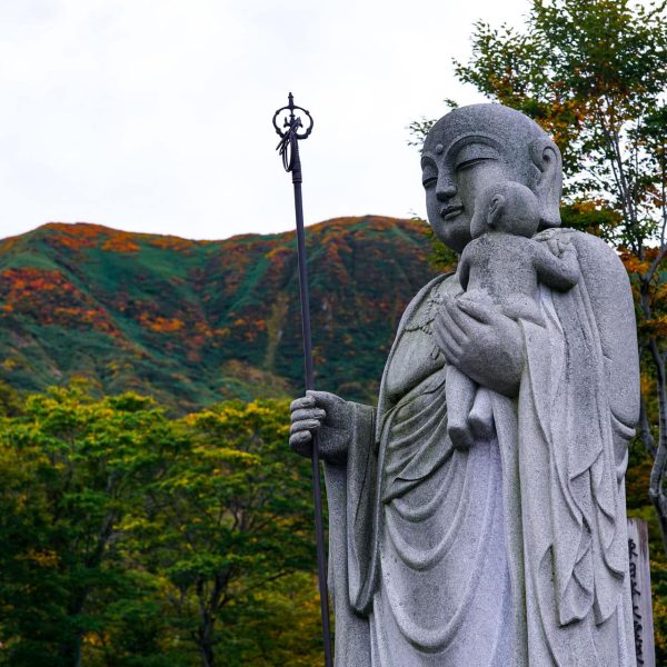 Statue bouddhiste en pierre sur le site sacré du Dewa Sanzan, Japon