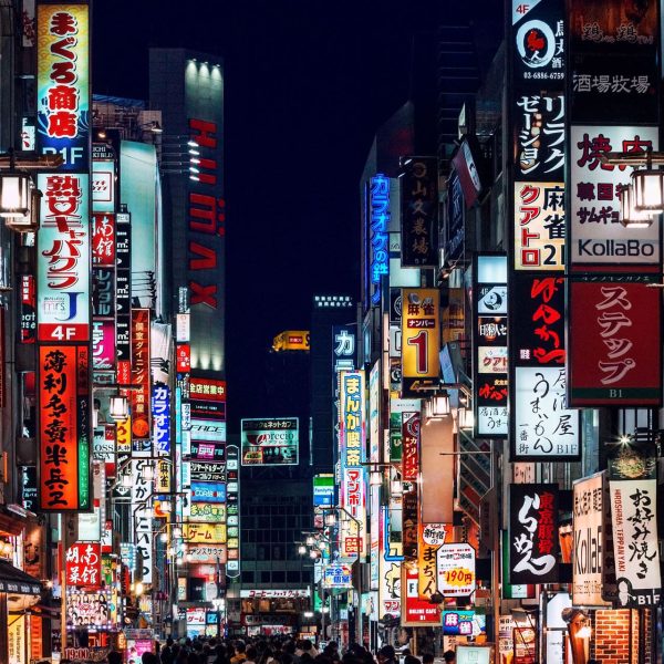 Enseignes lumineuses du quartier de Kabukicho à Shinjuku, Tokyo, Japon