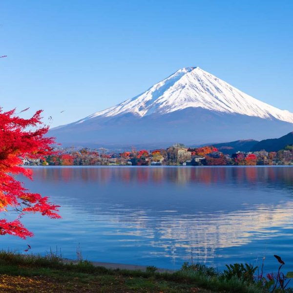 Mont Fuji enneigé se reflétant dans un lac, Japon