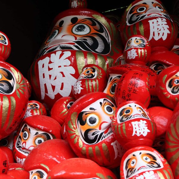 Poupées daruma rouges porte-bonheur au temple Katsuo-ji, Japon