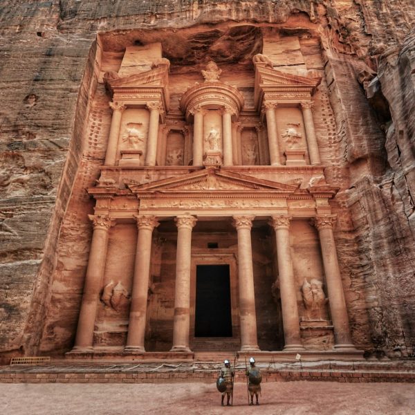 Le Trésor (Al-Khazneh) taillé dans la roche rose de Pétra, Jordanie