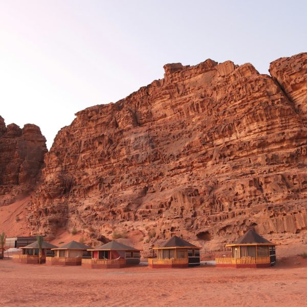 Falaises de grès rouge du Wadi Rum, Jordanie