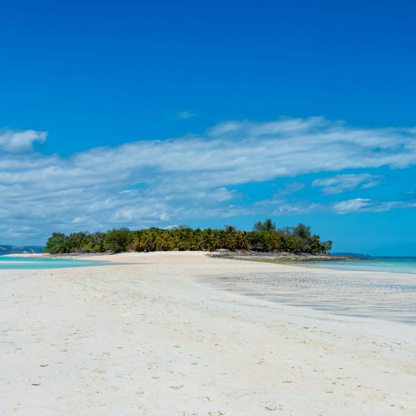 Plage de sable blanc et eaux turquoise, Madagascar