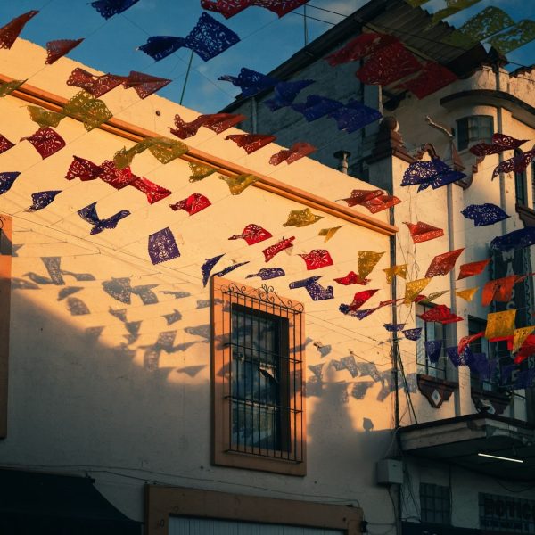Rue colorée ornée de papel picado à Oaxaca, Mexique