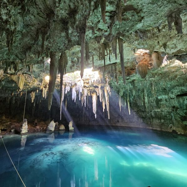 Cenote aux eaux turquoise du Yucatan, Mexique