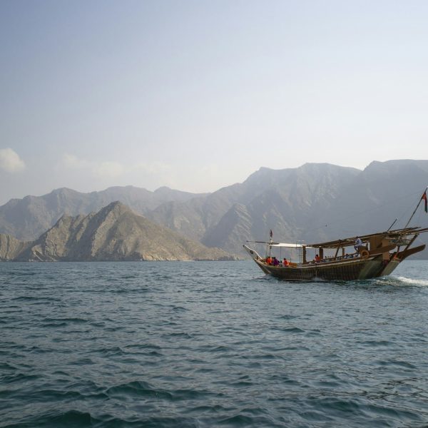 Boutre traditionnel au large des côtes, Oman