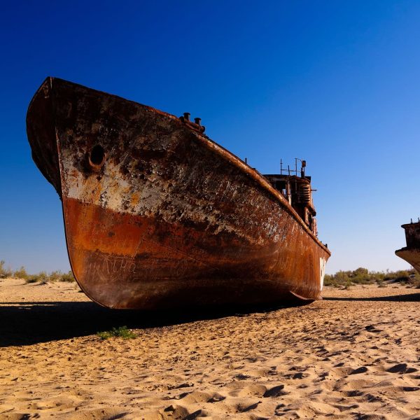 Épave rouillée du cimetière de bateaux de Moynaq, mer d'Aral, Ouzbékistan